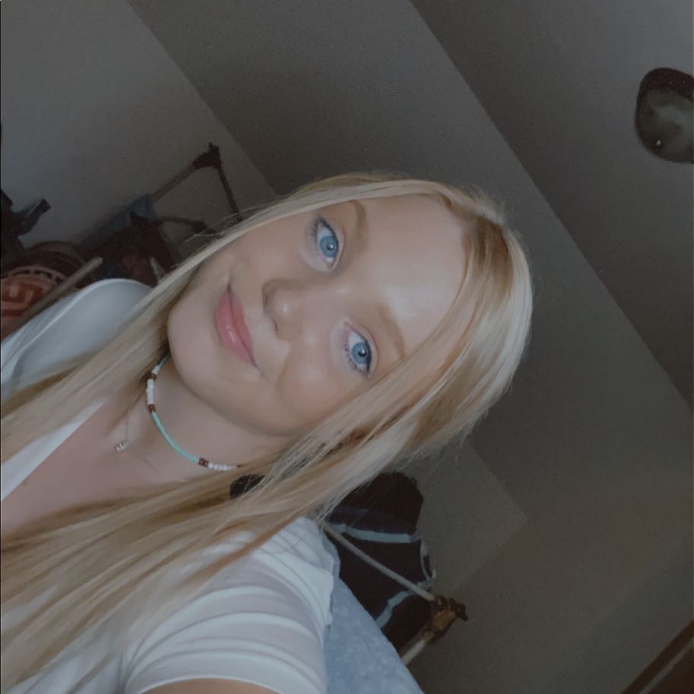 Meet your Posher, Emilee